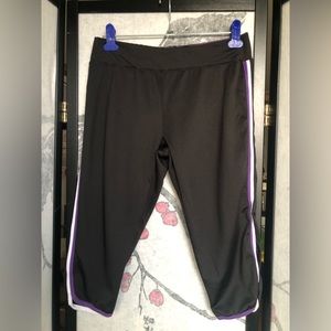 Medium Blue Star capri activewear pants